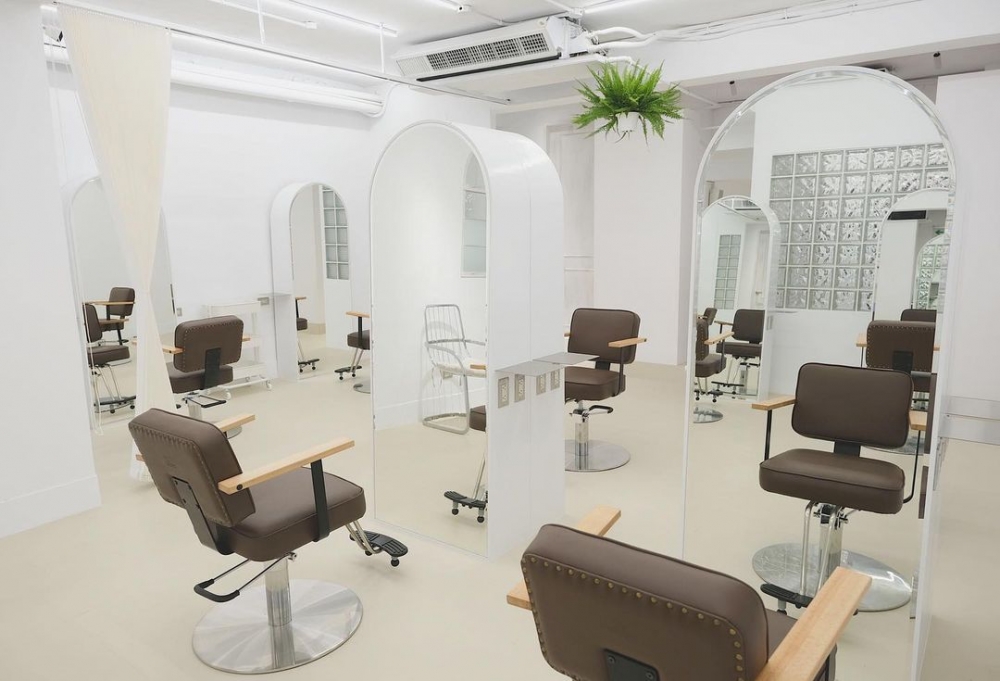 Four LITE hair cafe店內的裝潢