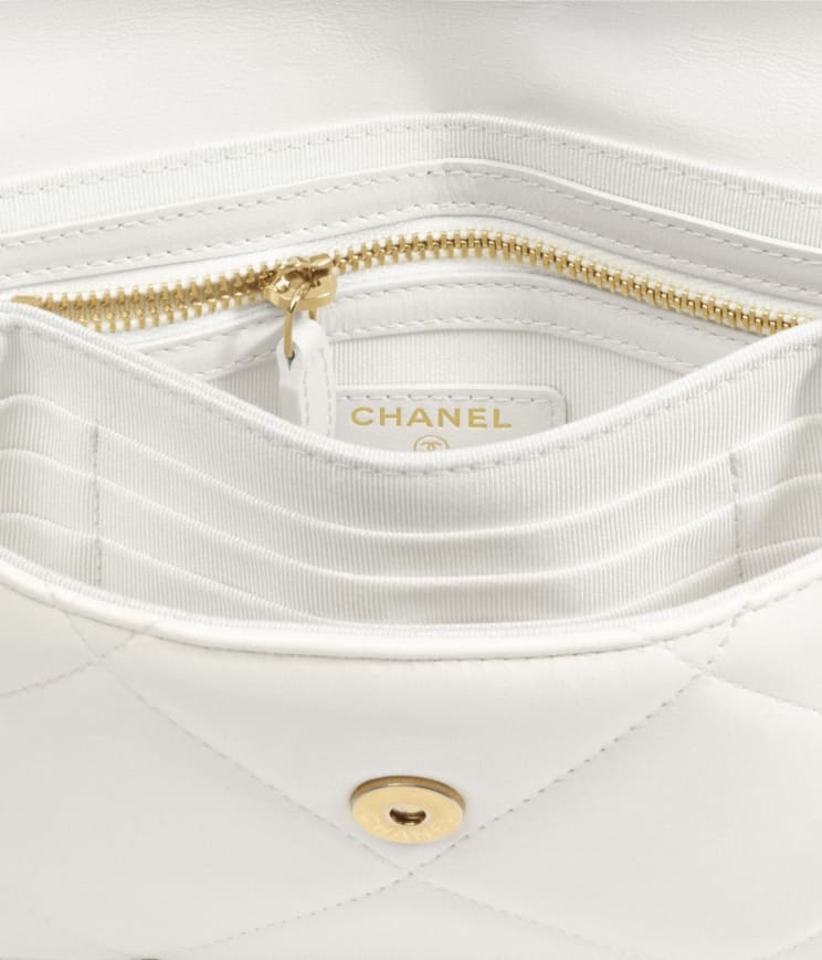 經典CHANEL 19特大菱格紋放在小巧POUCH上，更顯可愛對比。