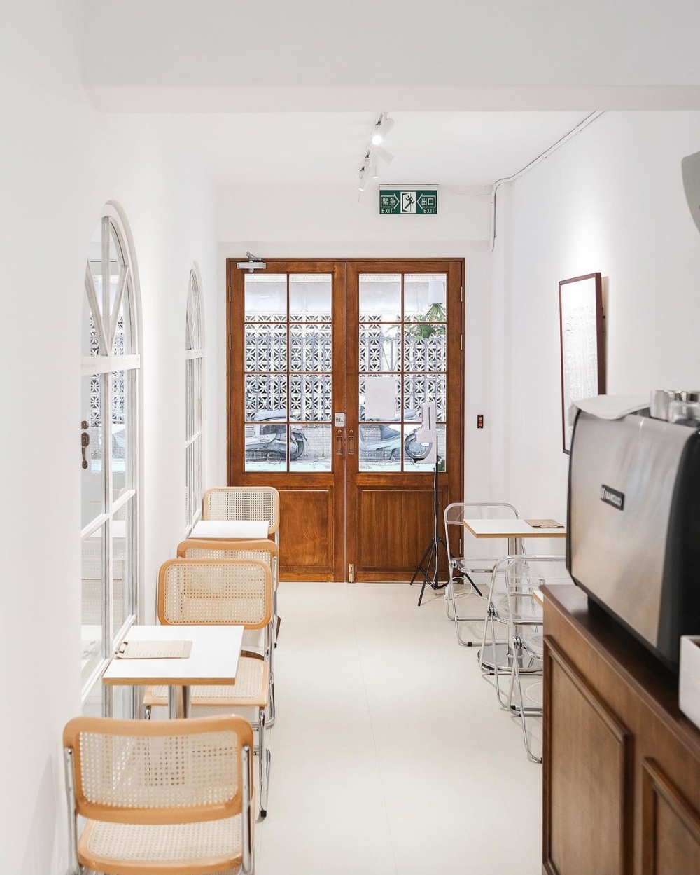 有著純白裝潢的咖啡店、可麗露專賣店