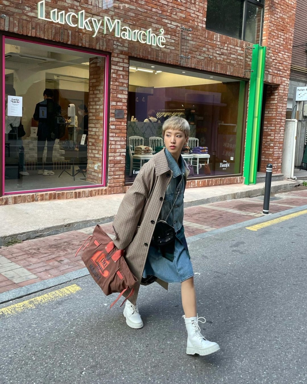 韓國造型師Nara Kim留著一頭黑色露耳超短髮,身上獨特的中性氣場