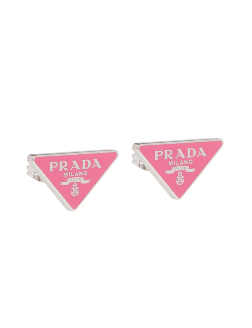 粉色的耳環有著Prada經典的logo設計