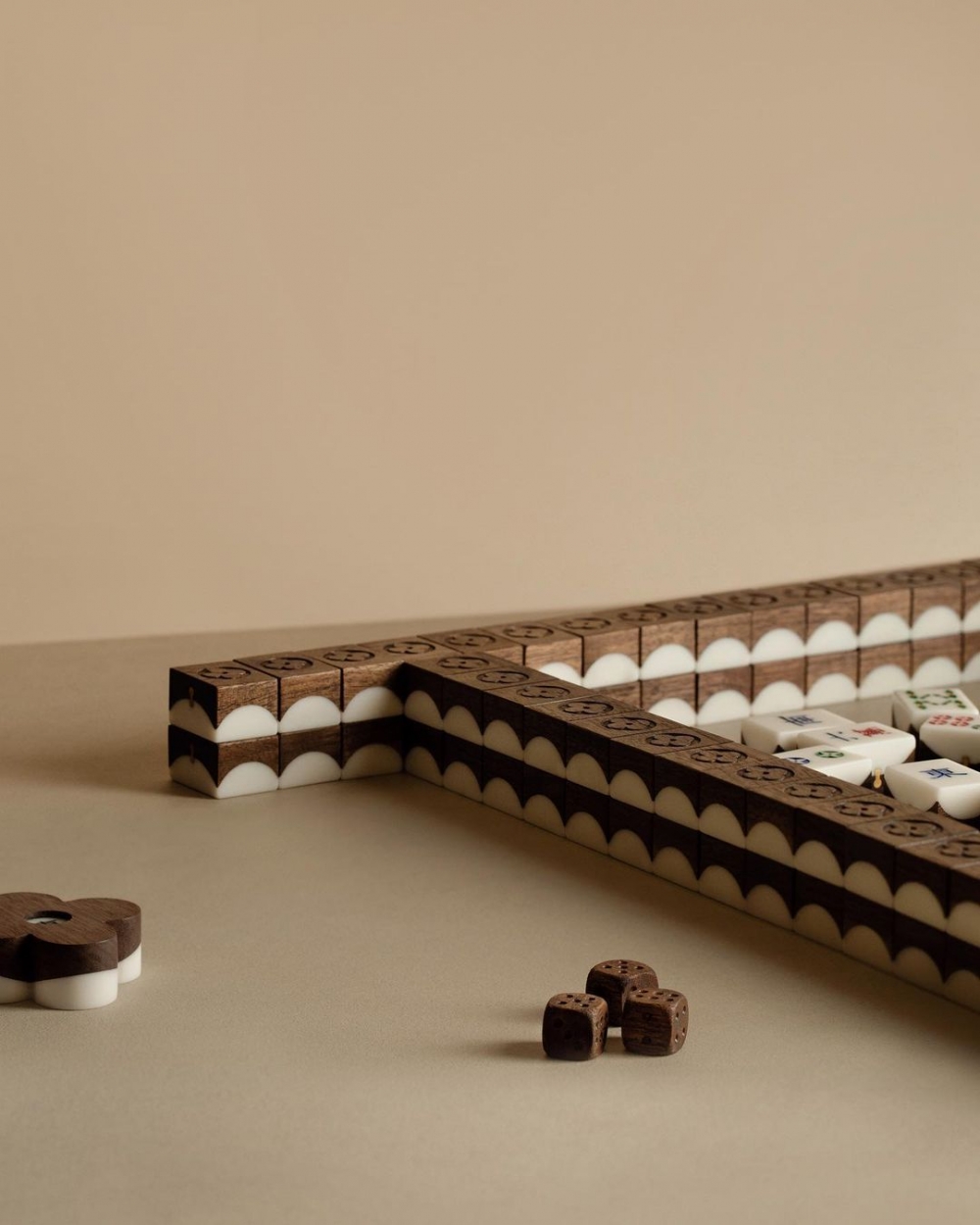 Studio Adjective為Louis Vuitton定制的2021年「Vanity Mahjong」 麻將行李箱套裝