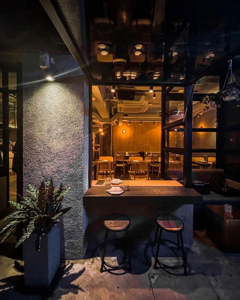 藏身在巷弄內的居酒屋,是一處城市中的私密景點