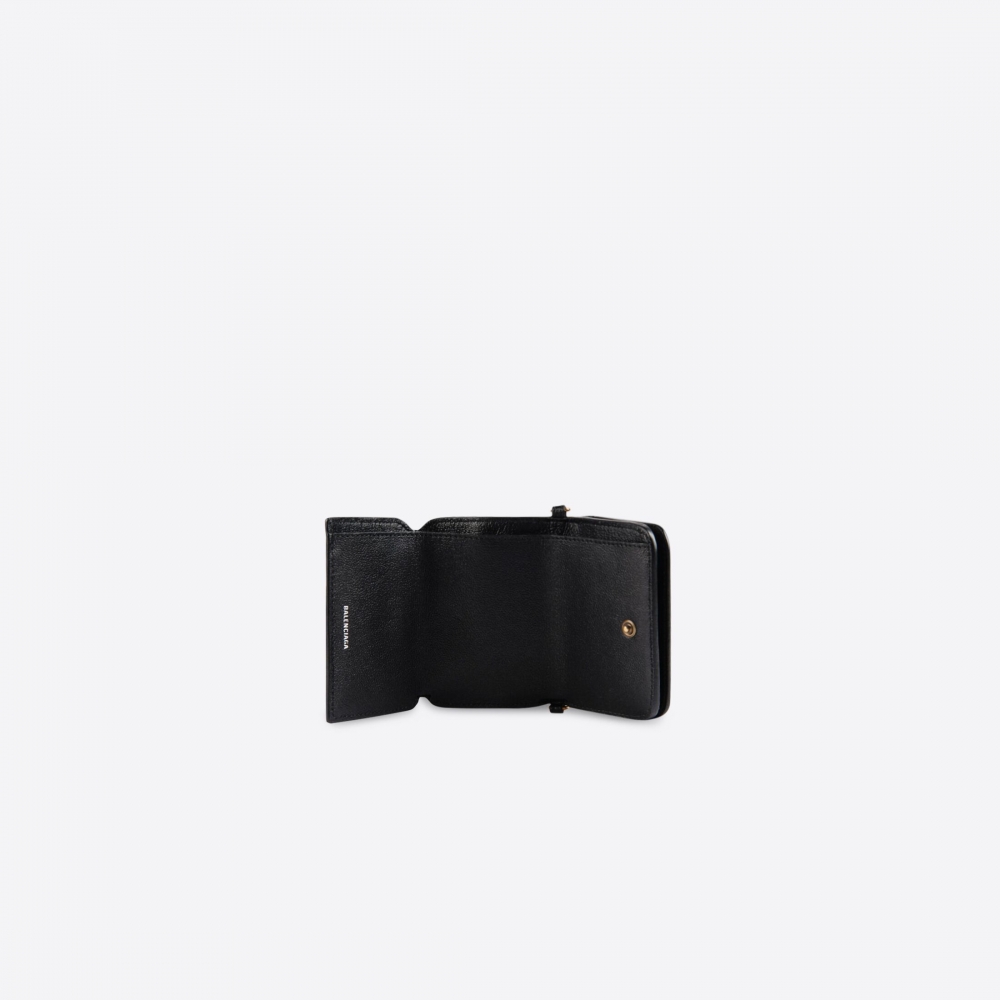 Balenciaga的迷你鏈條錢包採用全黑充滿質感小牛皮設計
