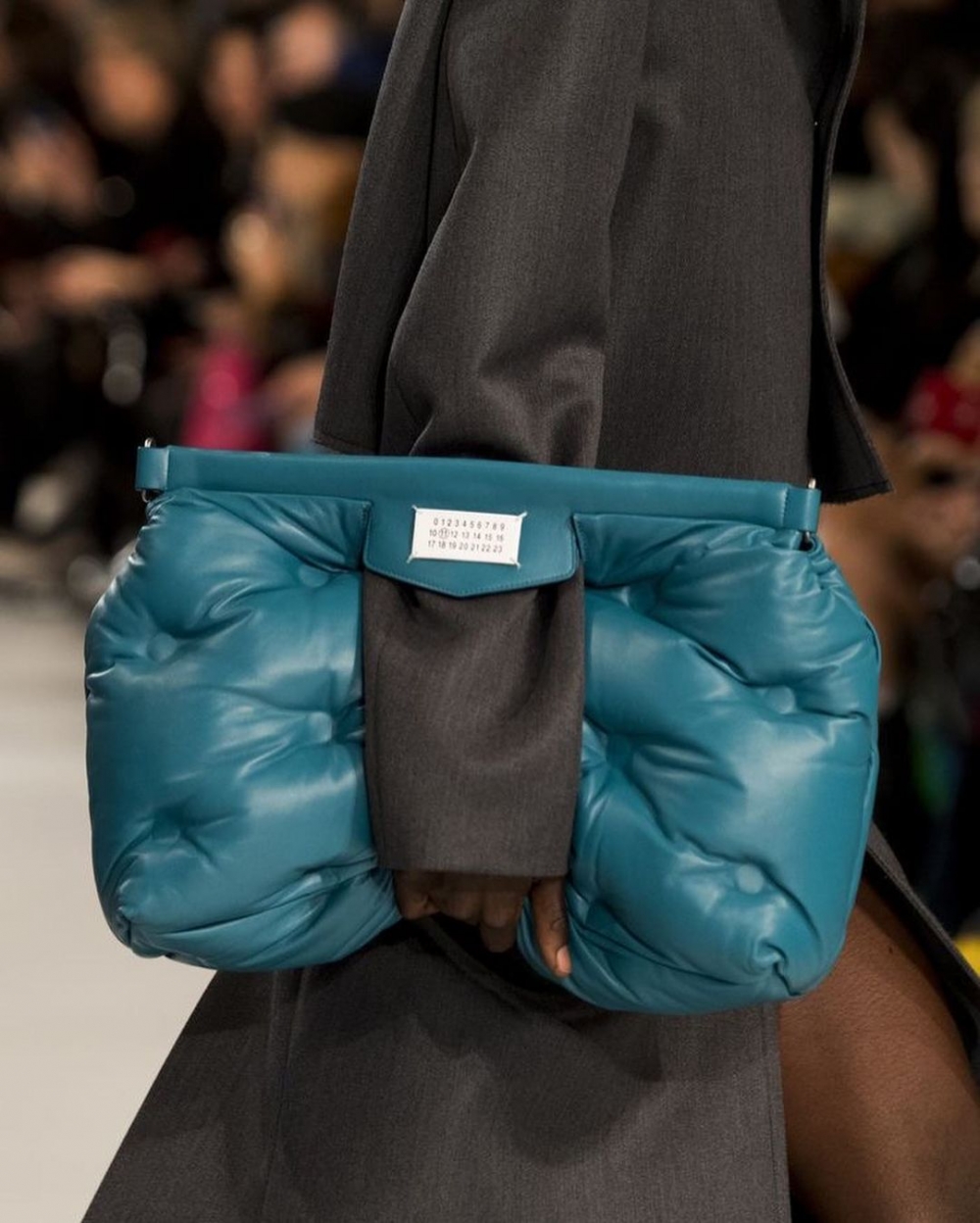 本季中Prada、Maison Margiela、Bottega Veneta等牌子用上絎縫工藝打造出更豐滿廓形,營造出蓬鬆質感的獨特「枕頭包」風格
