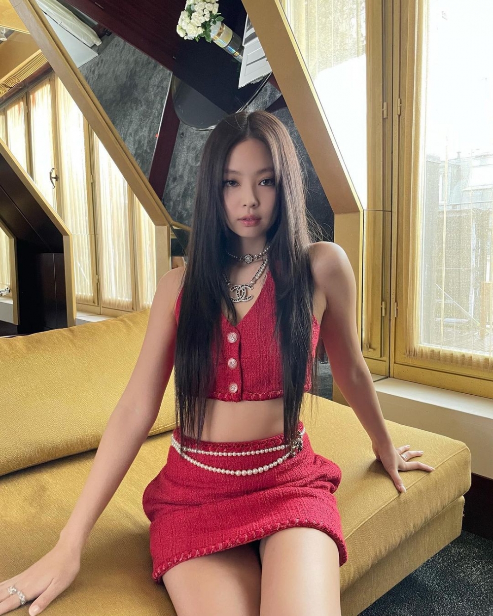 CHAENL 2022春夏秀身穿上桃紅色Tweed露臍上衣和迷你裙套裝的Jennie一定是全場焦點