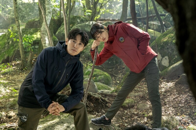 頂級護林員徐宜康(全智賢飾)和擁有不可告人秘密的新秀護林員姜賢祖(朱智勳飾)挖掘出在山上發生的神秘事故背後真相
