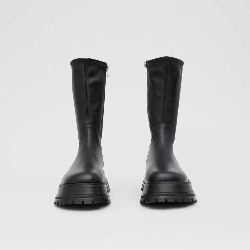 登場的Hurr chunky boots,強烈的線條筒型
