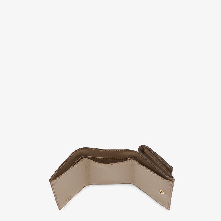 FENDI Trifoldi銀包以俐落輕便引來大家喜愛