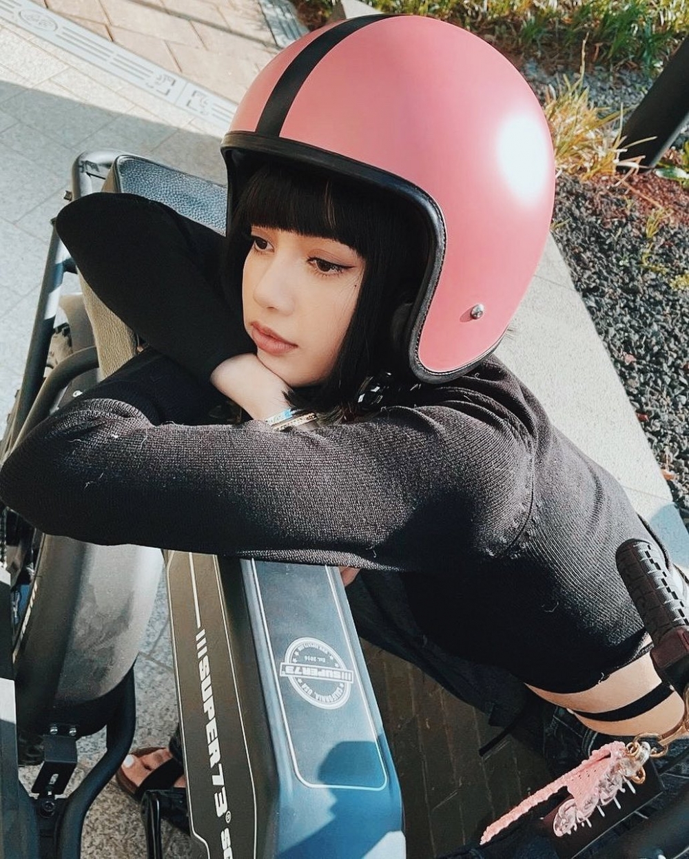 BLACKPINK Lisa也曾與Super73的電動自行車合照過。