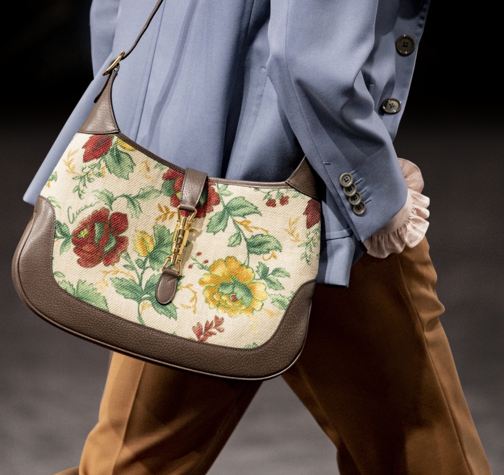 將最經典的手袋換上了新的外衣,更加符合了春天的氣息