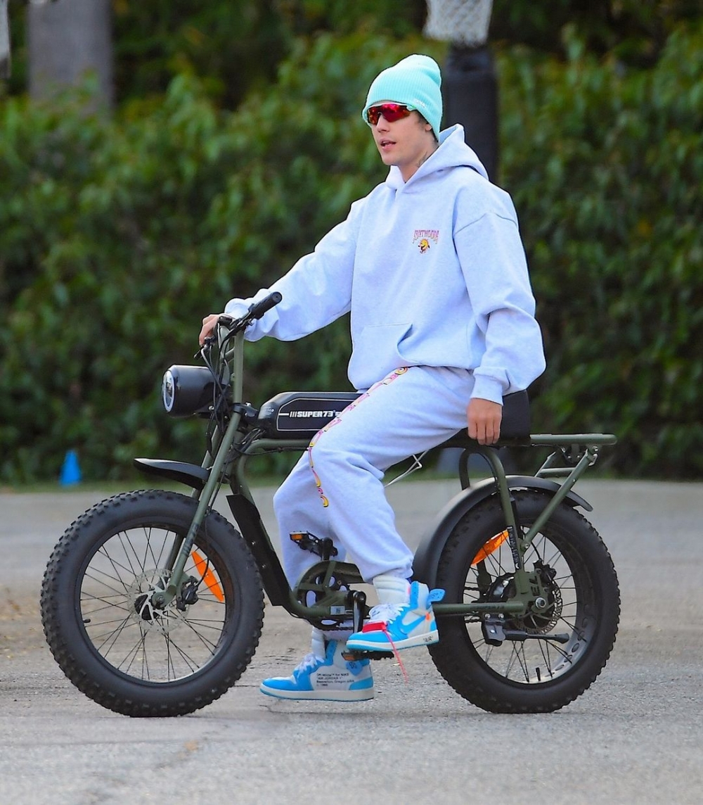 潮流歌手Justin Bieber也有與Super73的電動自行車合照過。