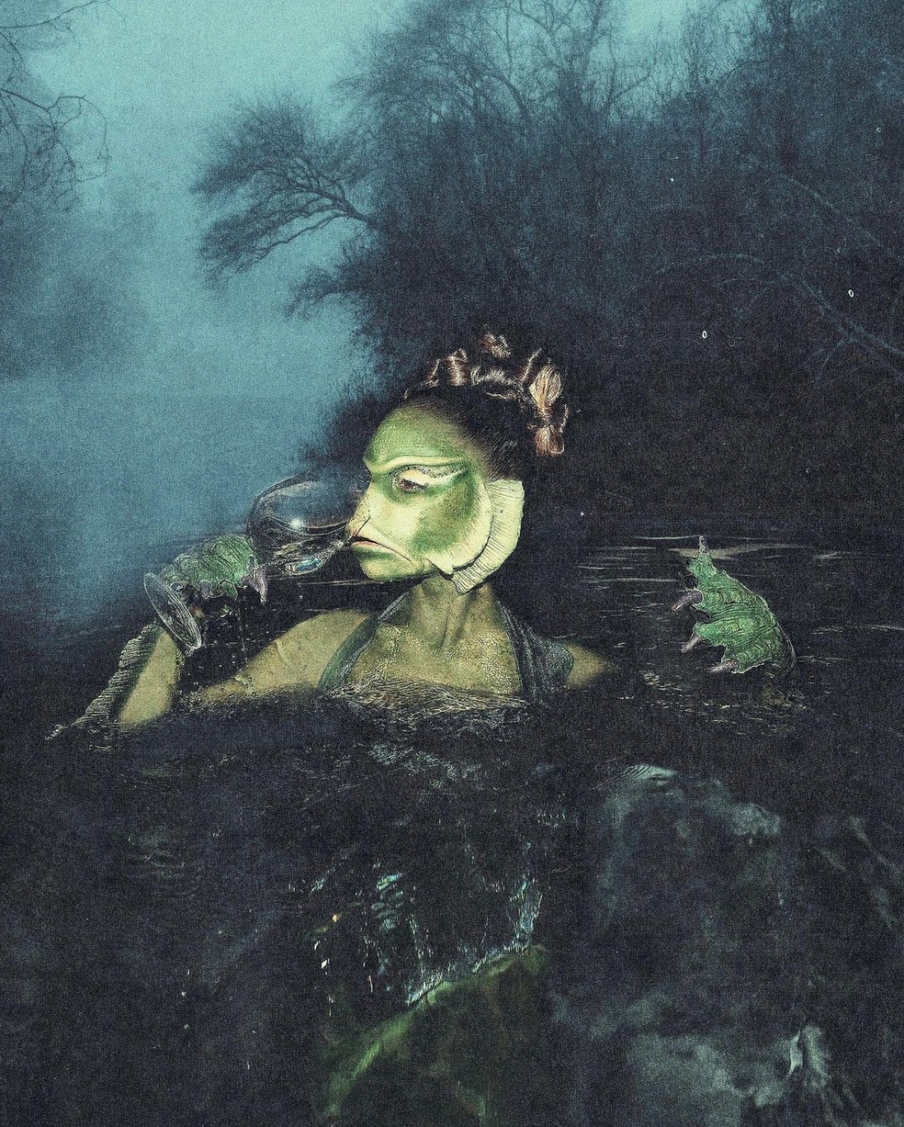 裝扮起1954年電影《Creature from the Black Lagoon》裡的女版湖妖