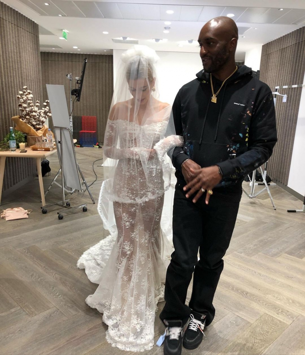 與許多名人都是好友的他曾為Hailey Bieber設計結婚禮服。