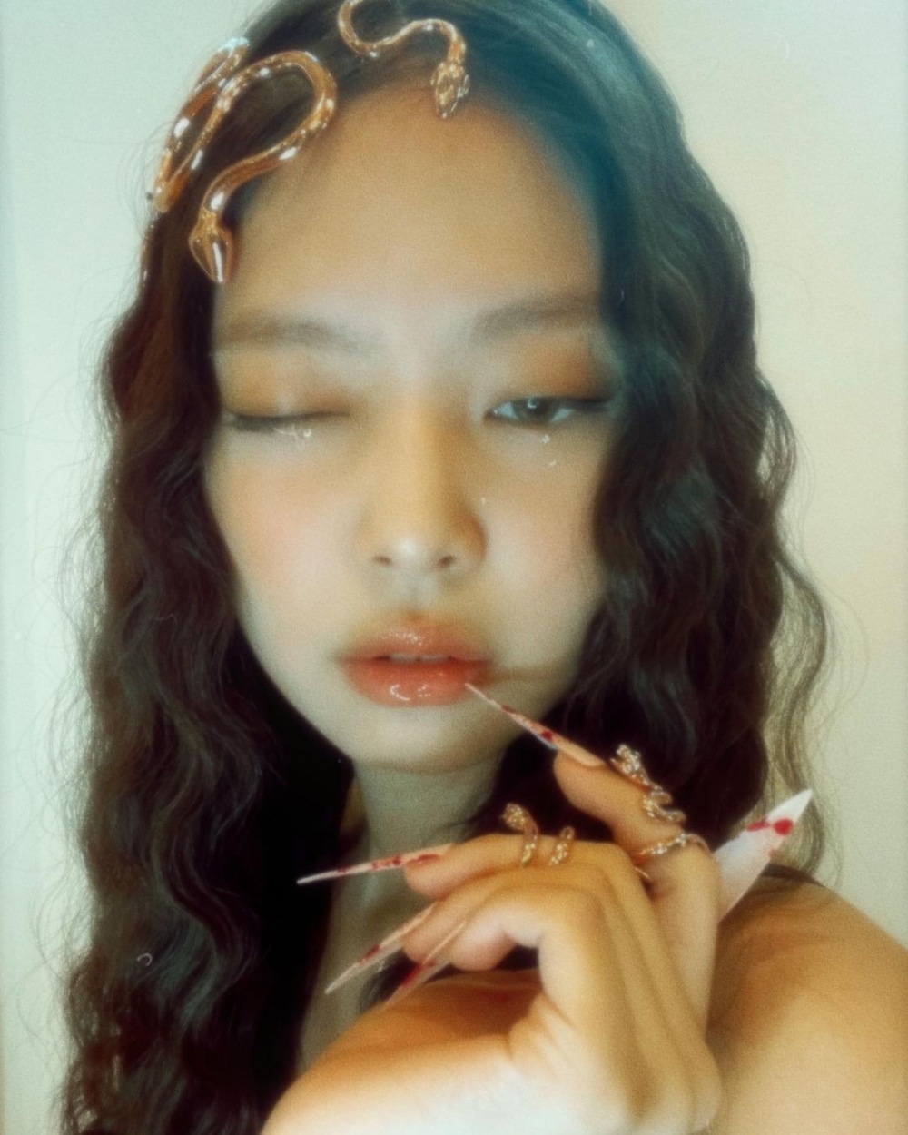 Jennie先是以美杜莎風格的魅惑眾人