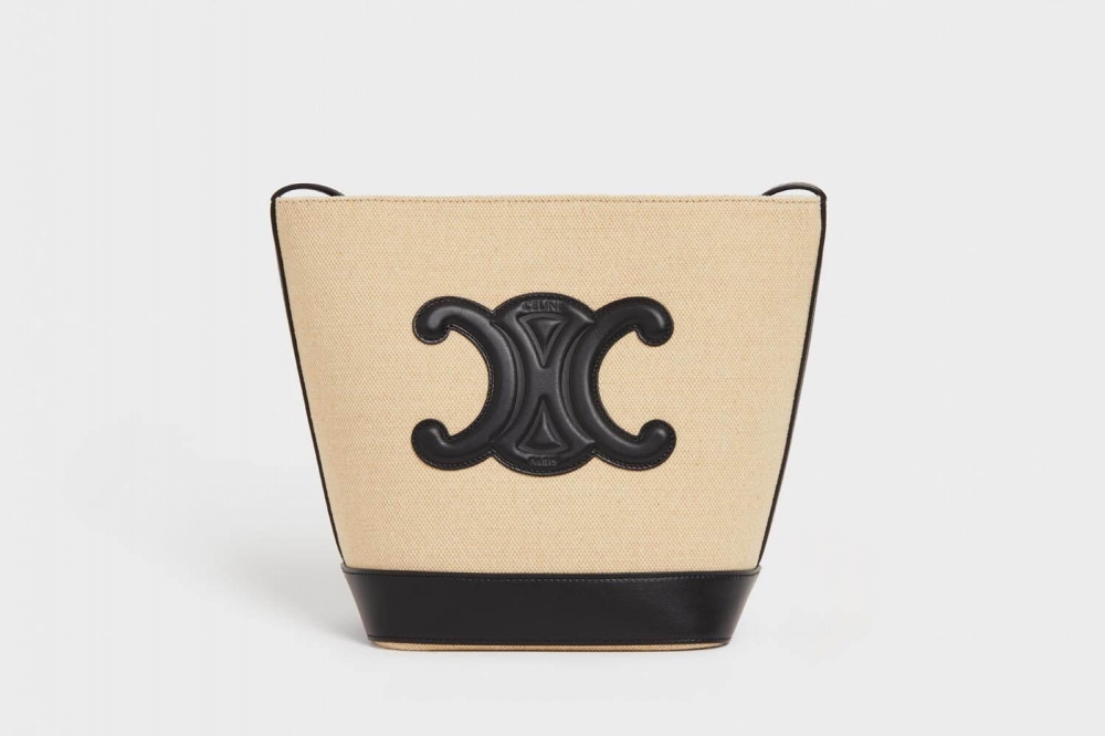 如果說CELINE有一種無處不在的獨特魅力，那麼凱旋標誌就是品牌最重要的標誌之一