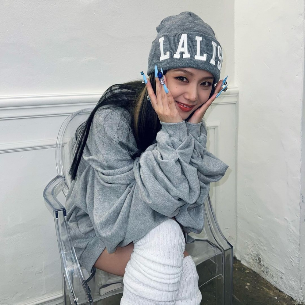 Jisoo更是裝扮為成員Lisa的經典個性造型