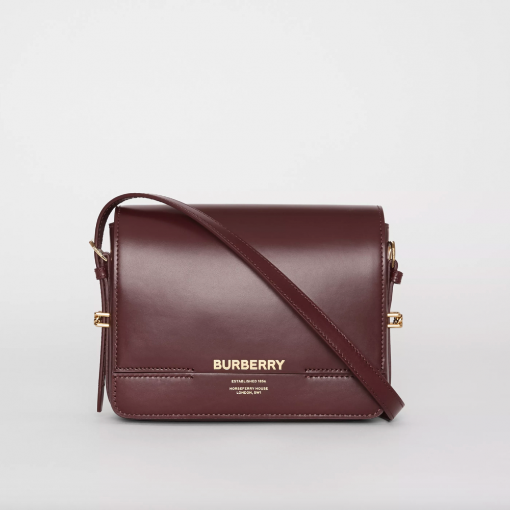 方形的Burberry Small Leather Grace Bag,帶點英倫氣質,在日常中非常百搭。