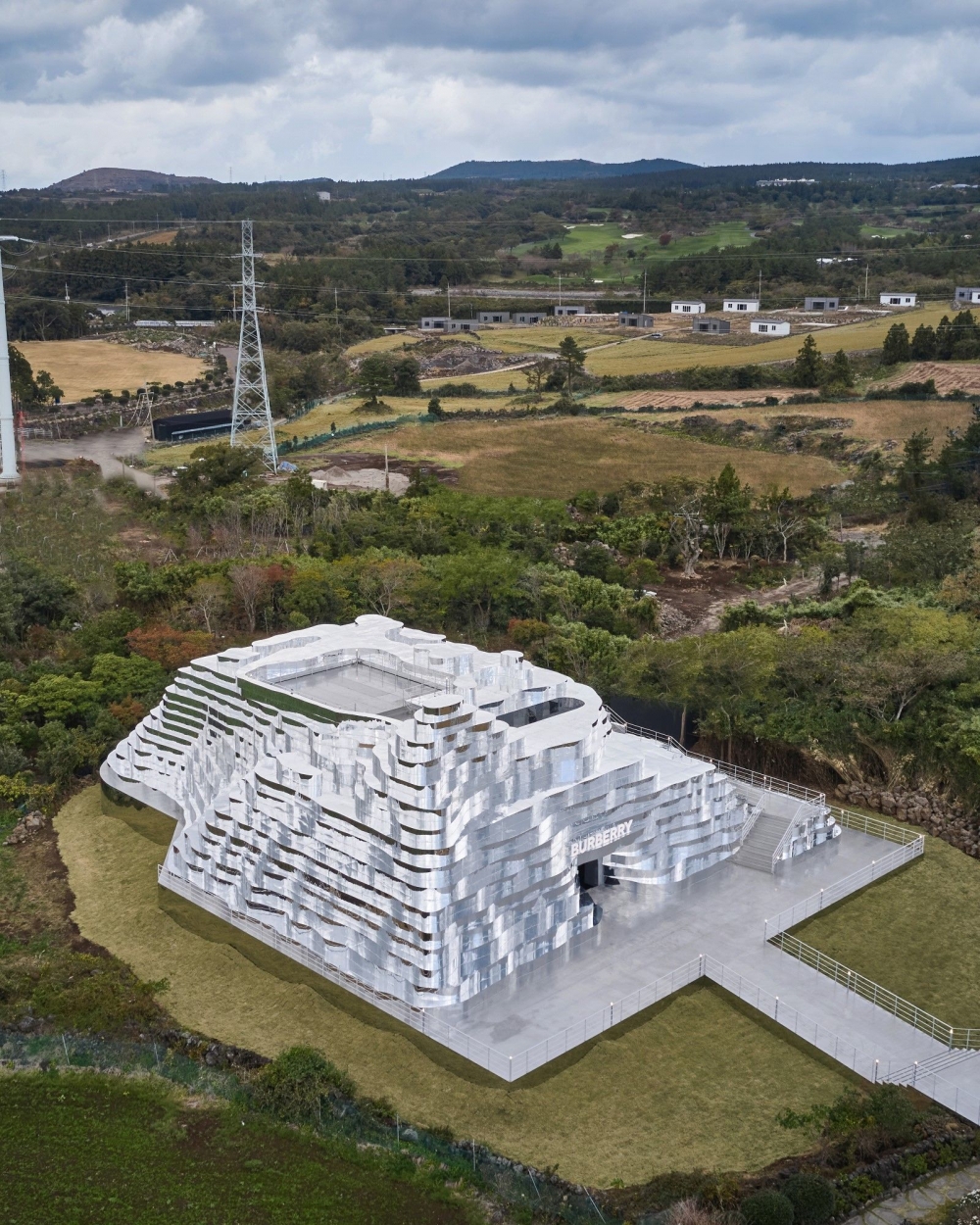 這一座鏡像地形雕塑建築,坐落在雄偉的韓過漢拏山腳下。
