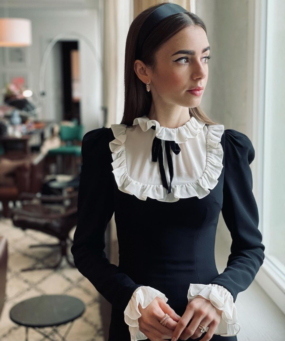 Lily Collins會選用溫和性洗臉乳