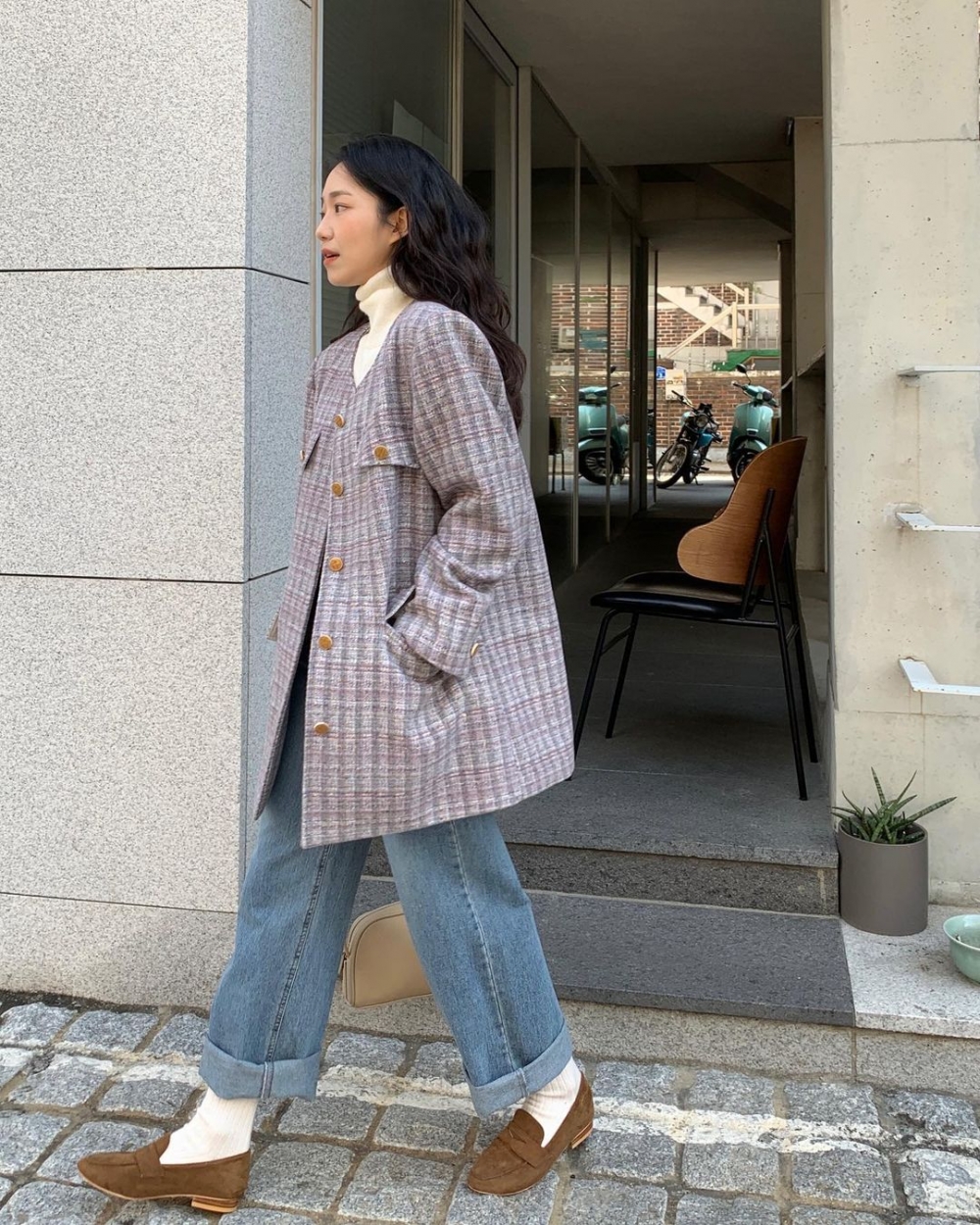 時尚的首爾女生們都喜愛以舒適的針織衫搭配長版風衣或是外套