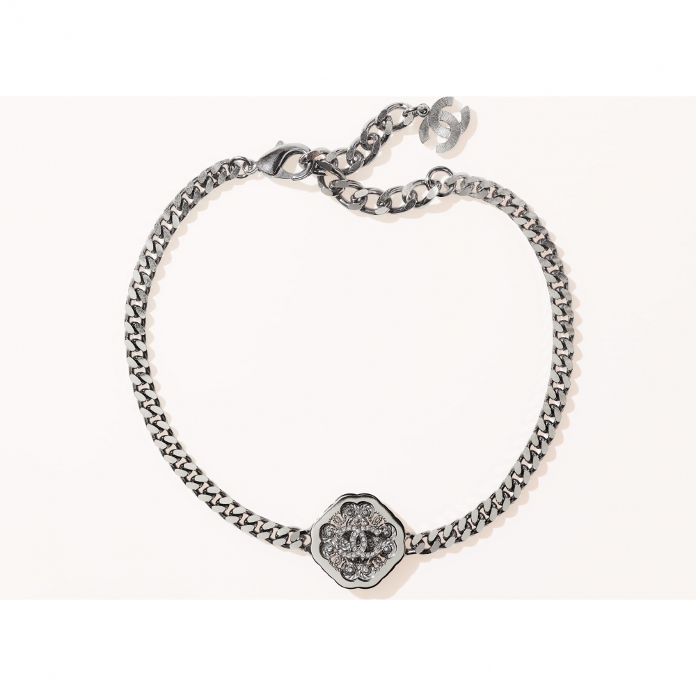同樣用上了鏈條造型的CHANEL槍色Choker