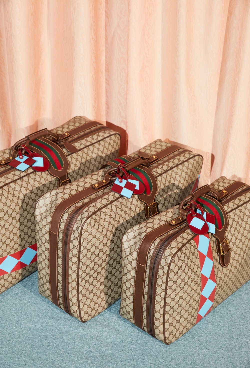這款Gucci vintage set of 3 GG Plus Suitcases, 1980s,一共有三個大小。