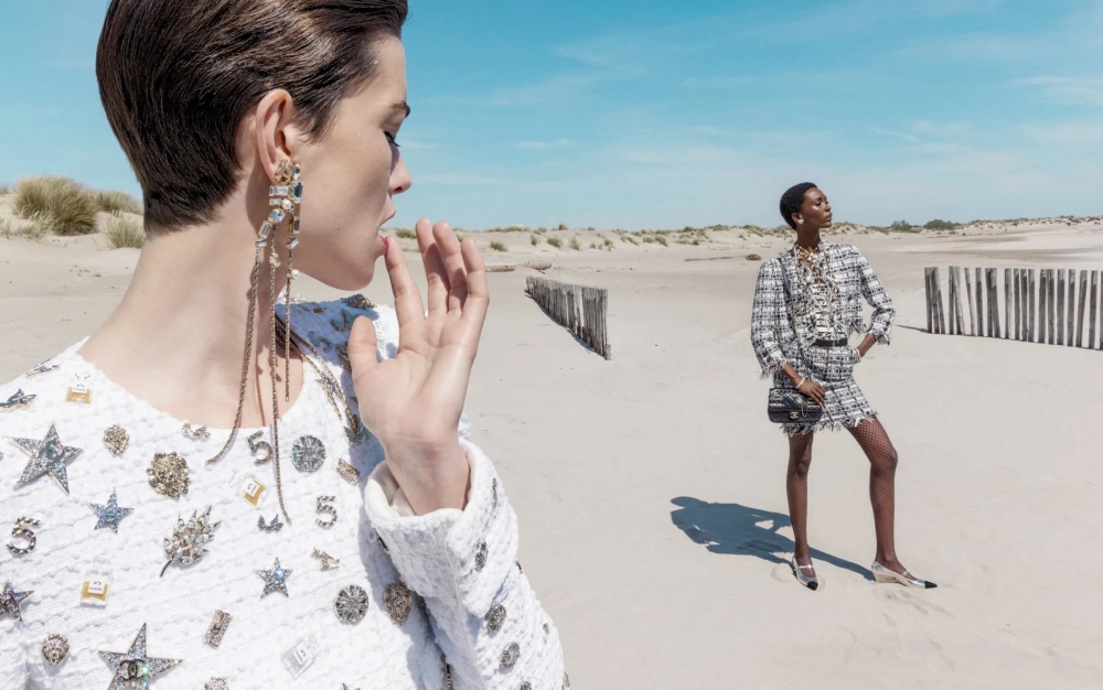 CHANEL 2021/22 Cruise度假系列,創意總監Virginie Viard選址在法國南部小鎮。