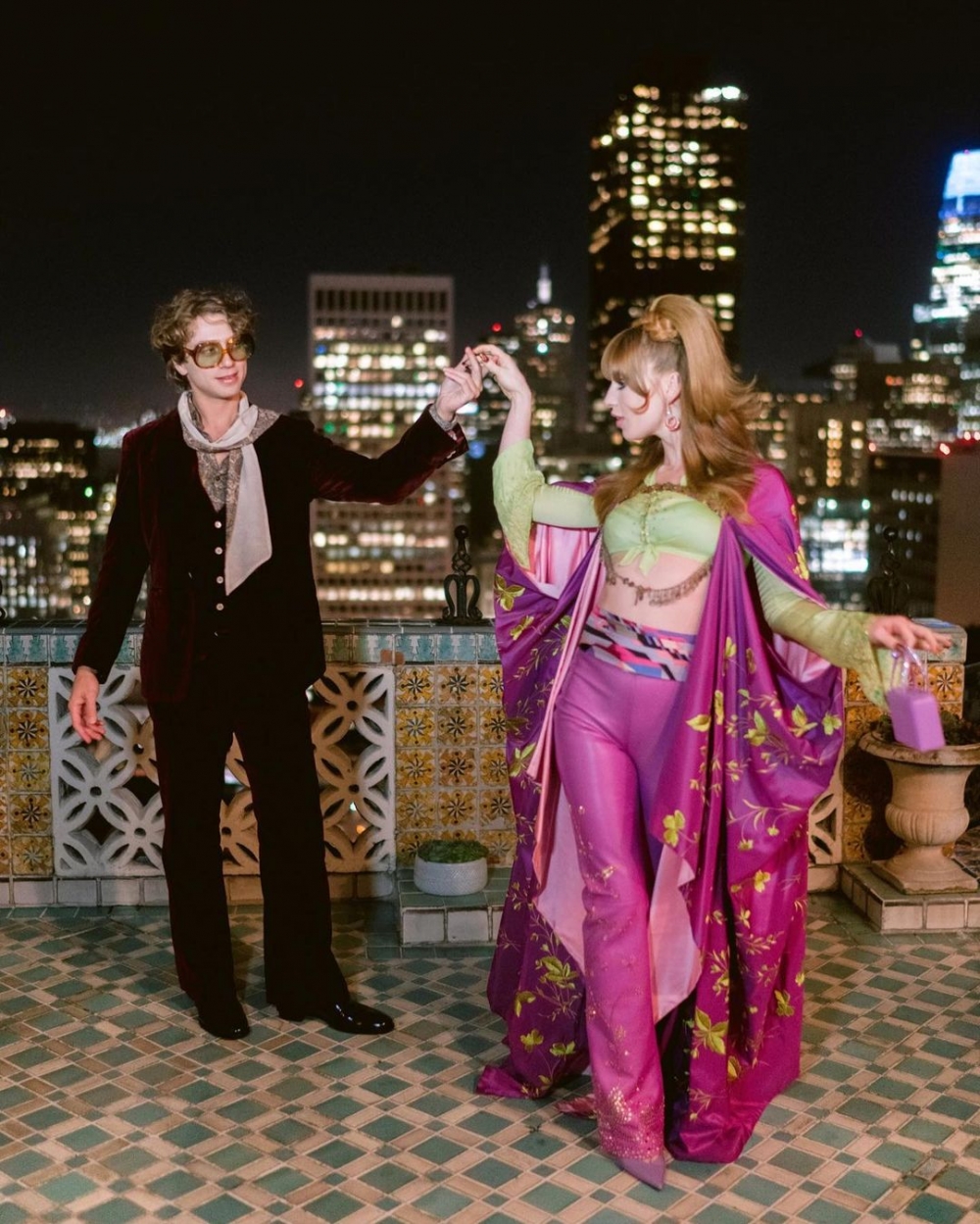 Ivy Love Getty與丈夫Tobias Alexander Engel，兩人開心地跳著舞。