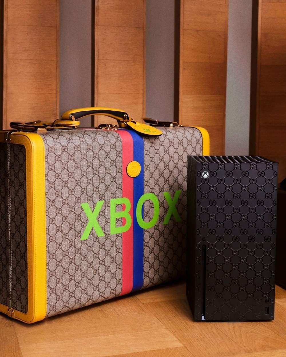 Gucci迎來100週年紀念性,同時為了紀年Xbox成立20週年攜手推出遊戲機套裝Gucci Xbox Bundle。