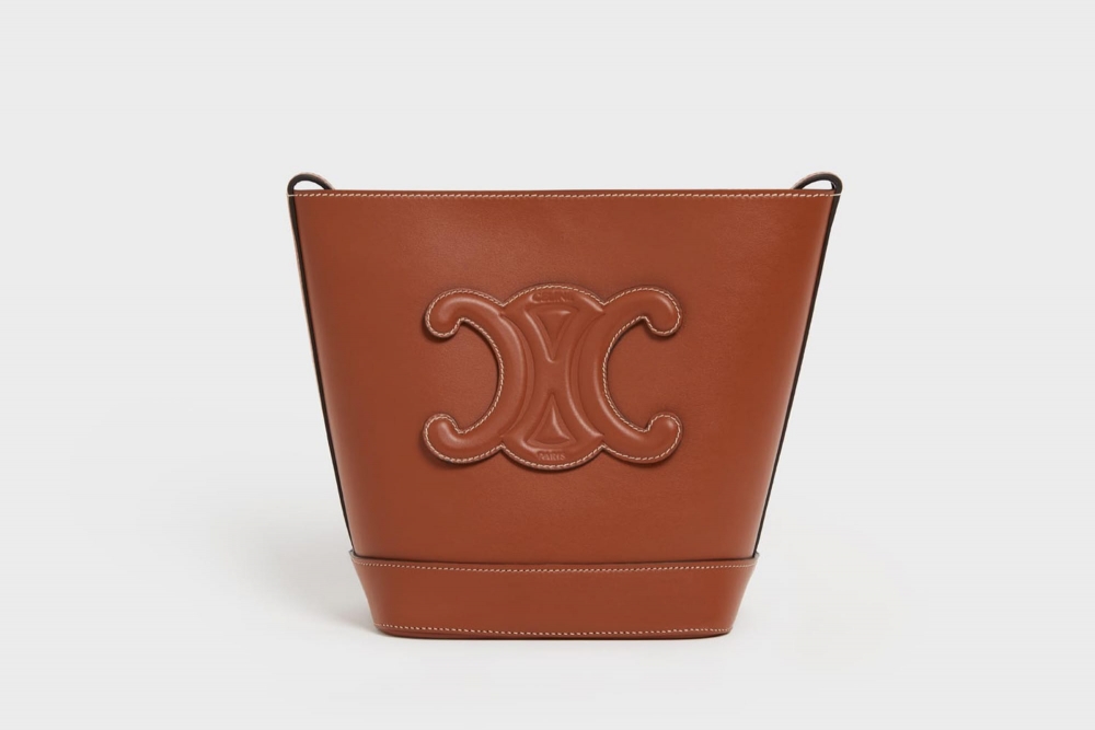 一亮相便受到日本女生追捧的Cure Triomphe Small Bucket，依舊在Triomphe Logo上做出全新的詮釋，