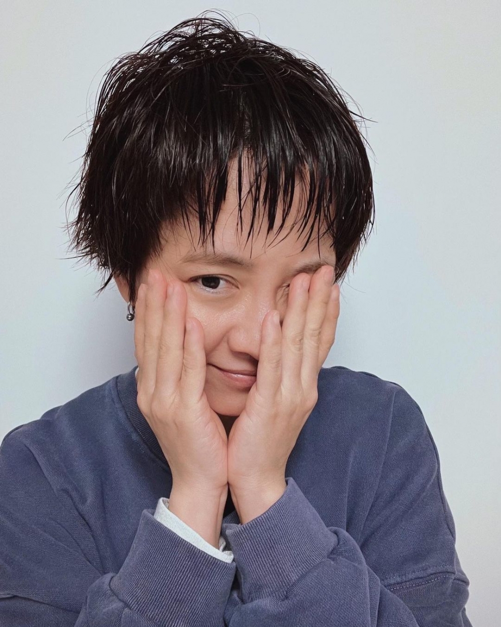 韓國女演員宋智孝一刀剪下多年招牌長髮,瞬間成為叛逆的日本小女人。