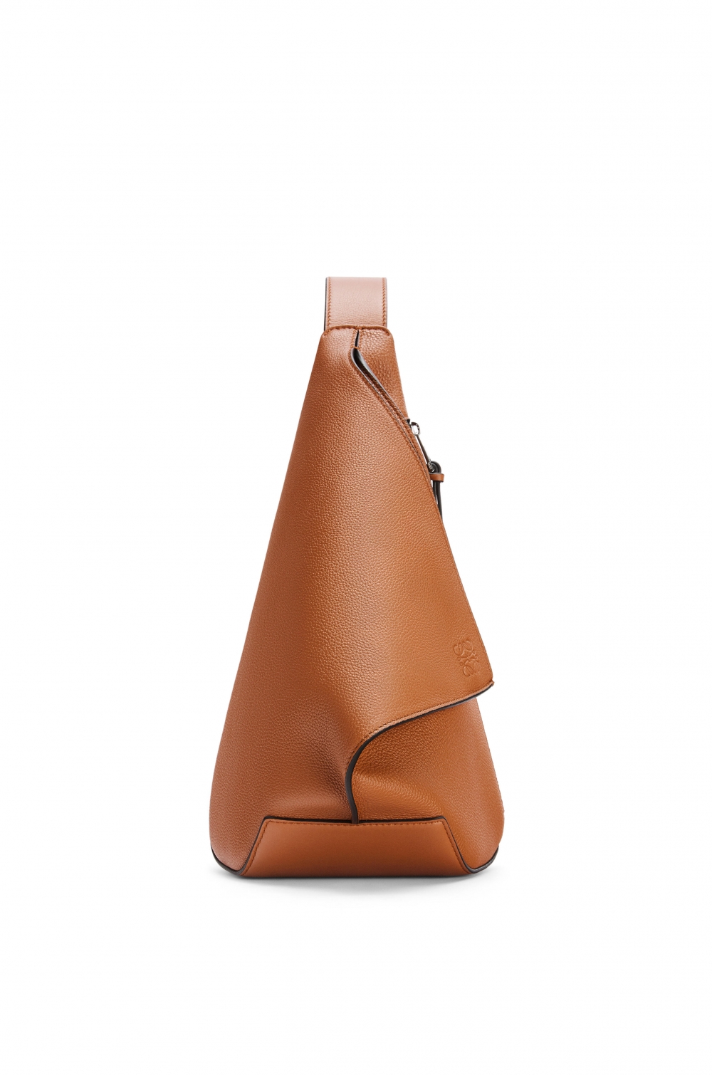 粒面小牛皮Anton Sling Bag,配有可調節皮革肩帶和頂部拉鍊設計。