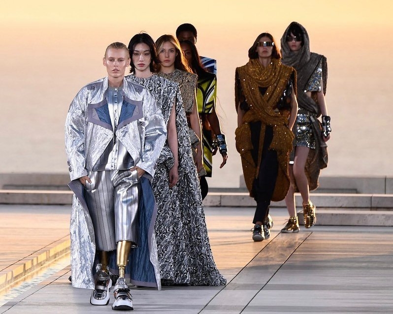 她也登上了Louis Vuitton的伸展台。