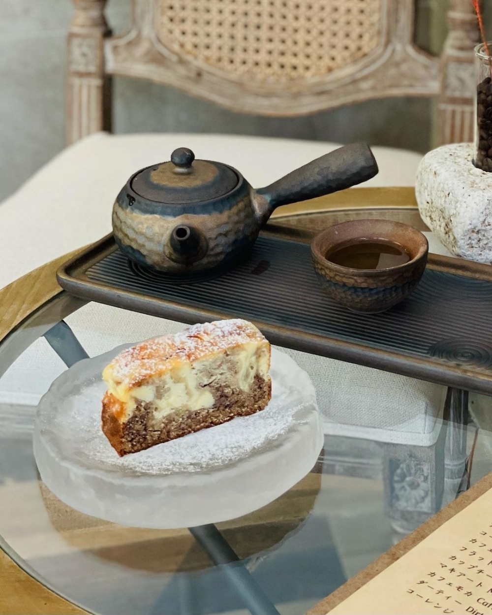 深淺色陶瓷的盤子、茶具,很巧妙地圓滿了整個氛圍