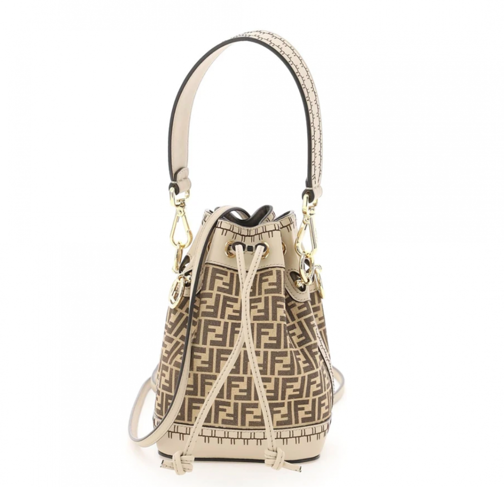 有著滿版Logo的Fendi Mini Mon Tresor Monogram Bucket Bag是許多人的心頭好。