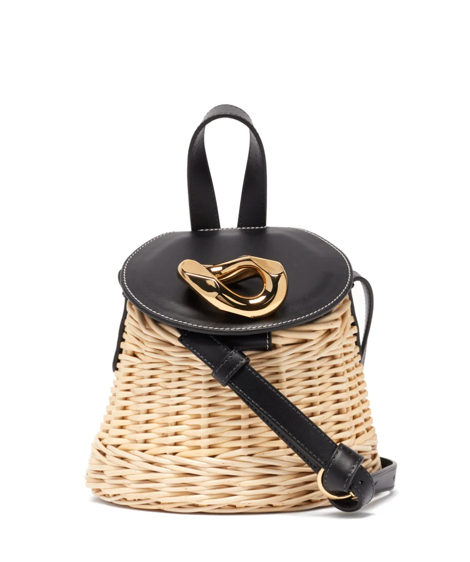 草編的設計是在春夏經典的時髦元素,而這款JW Anderson Chain Lid Leather and Wicker Shoulder Bag更是必備的設計款。