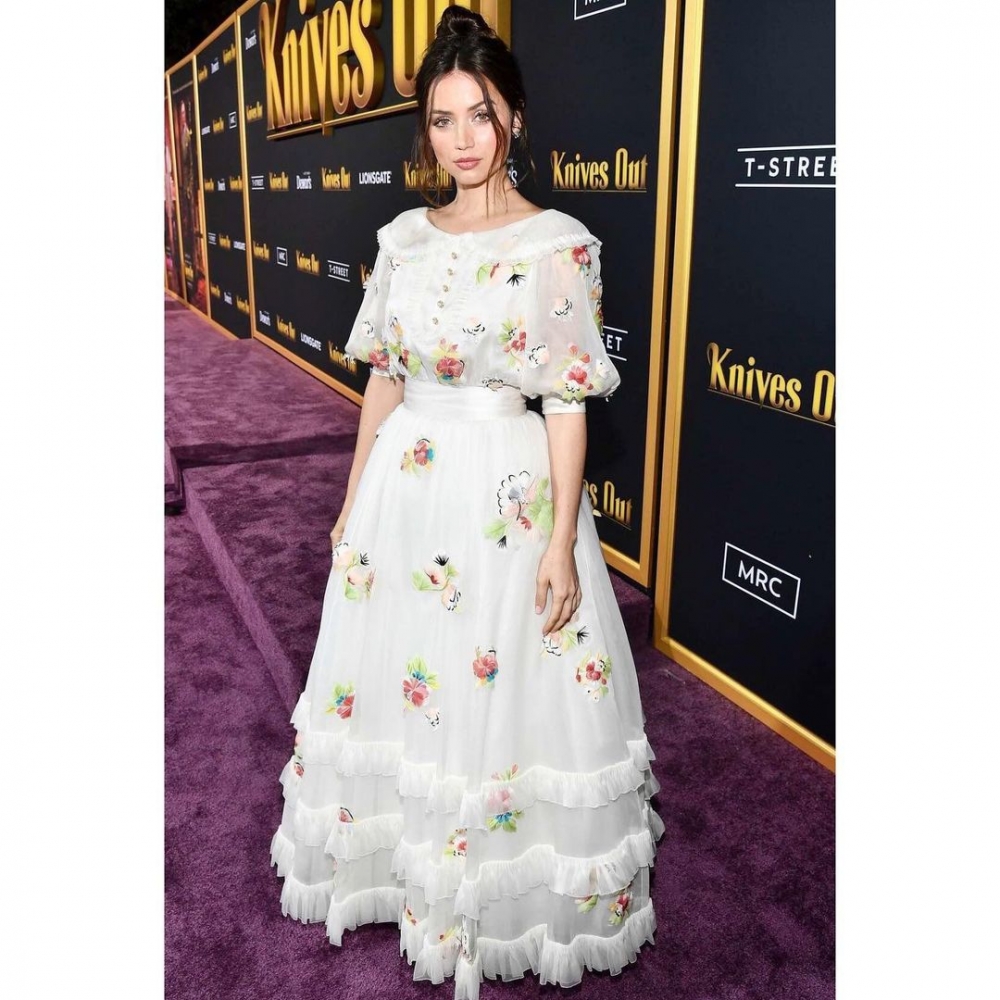 有時更有帶點甜美的氣質，能駕馭不同風格的禮服