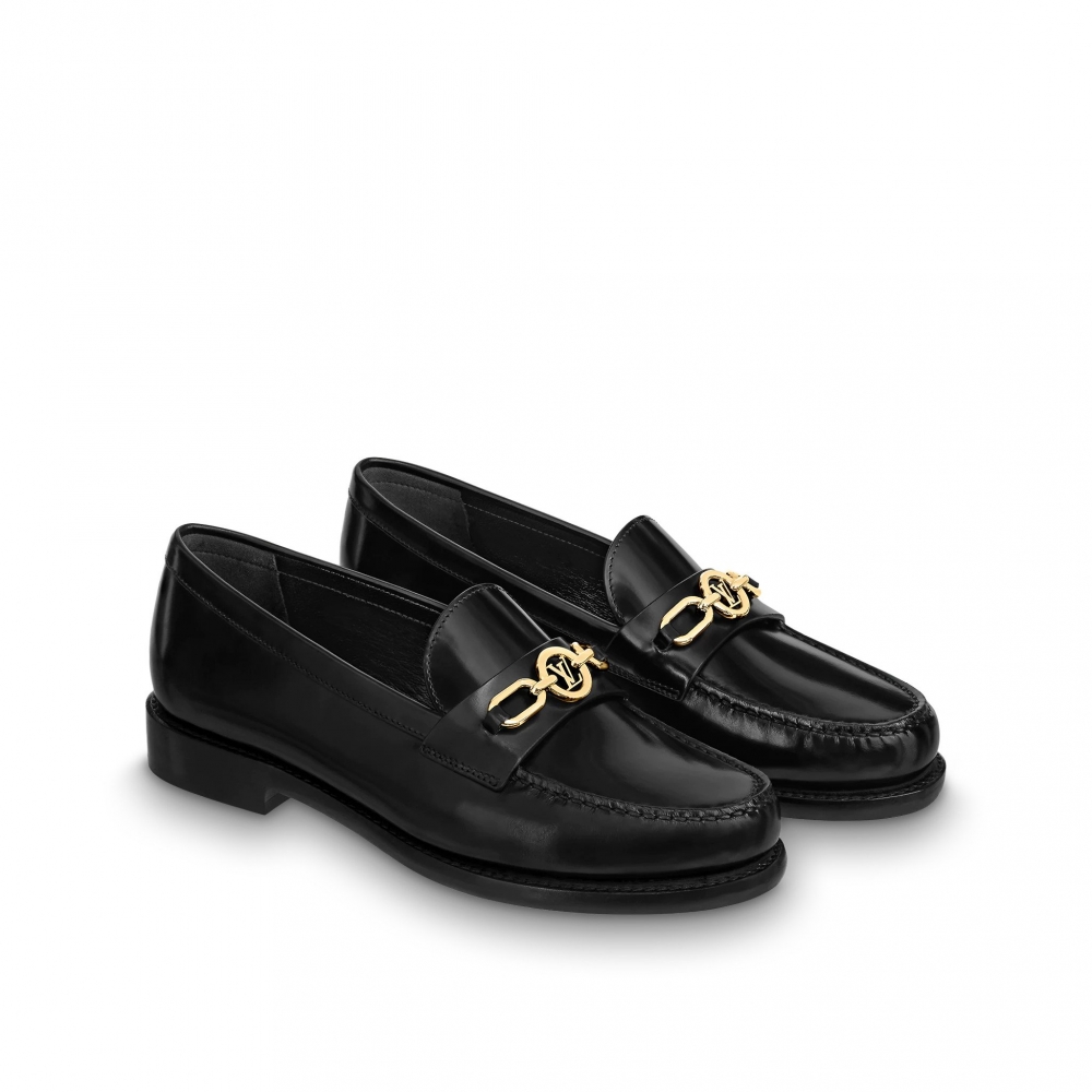 Louis Vuitton黑色Chess Loafer,採用亮面小牛皮配金色金屬LV Circle細節。