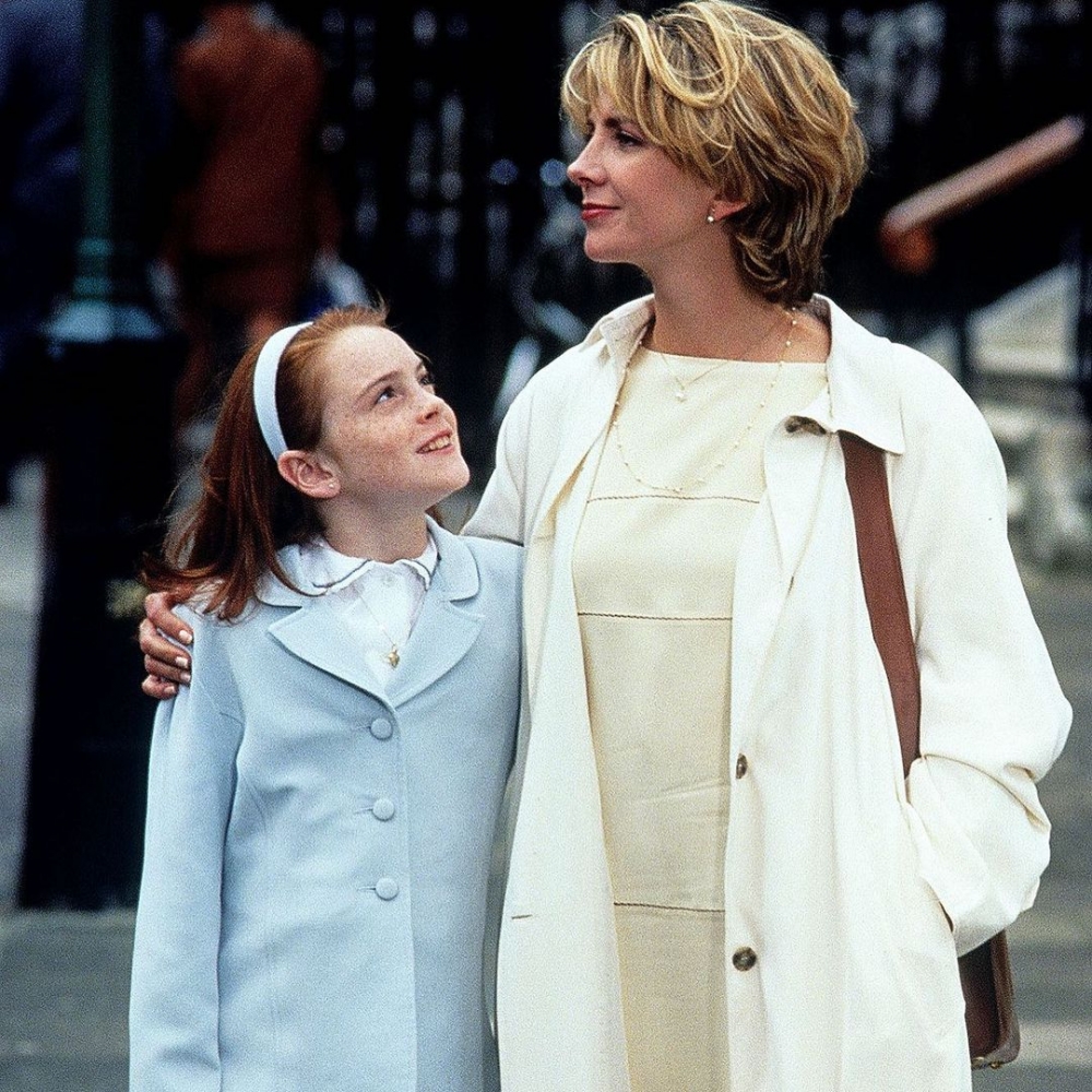 她在小小年紀時就因為演出《The Parent Trap》(親親兩顆心)而走紅。