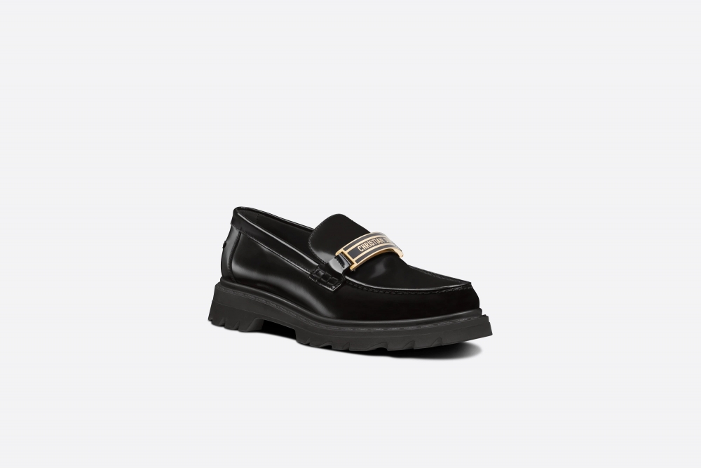 Dior Code Loafer靈感源自Book Tote,採用黑色拉絨小牛皮製成。