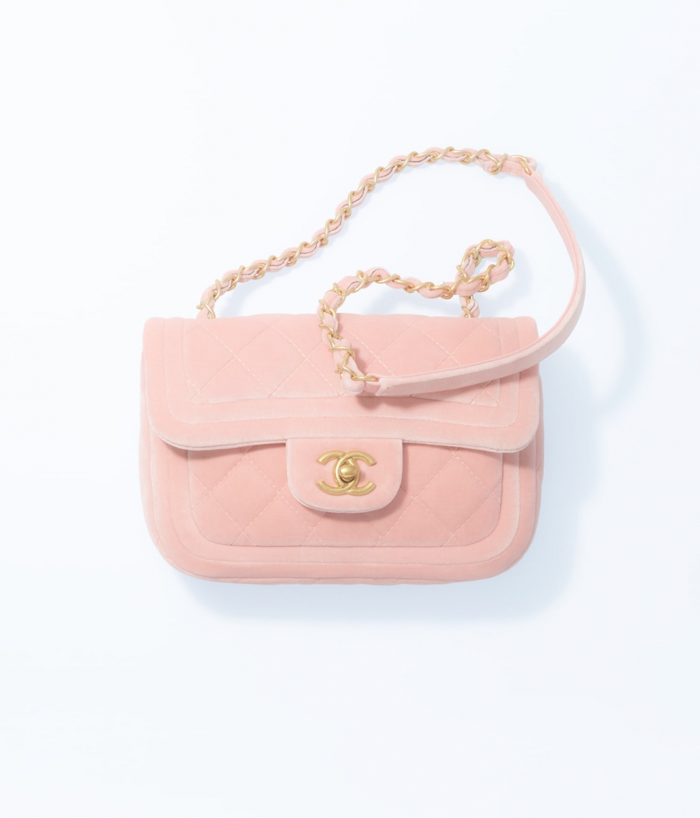 CHANEL Mini Flap Bag這回以粉色絲絨取代皮革材質。