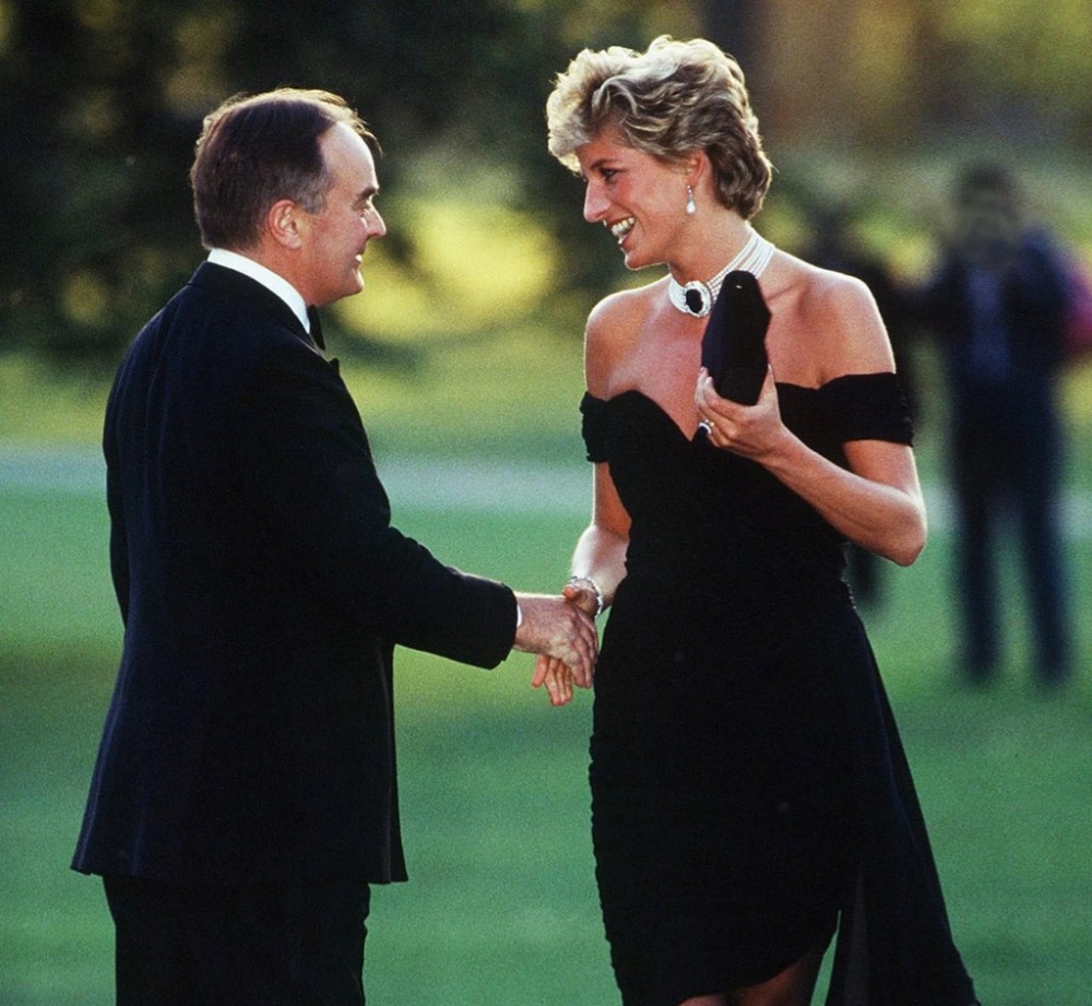 查爾斯王子承認與卡蜜拉有一腿,從此這件黑色禮服就被稱為Revenge Dress