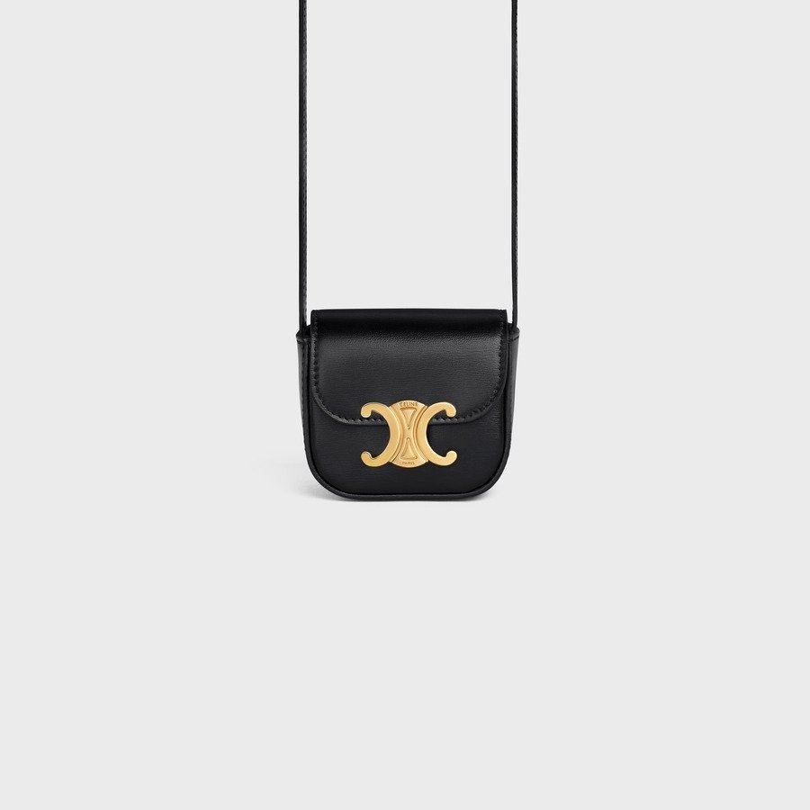 CELINE Mini Triomphe黑色版本,經久不衰其次能添入各種造型。