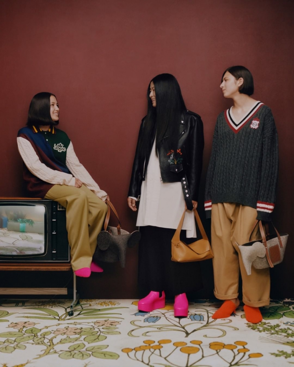 LOEWE迎來新成員,經典Puzzle系列化成時髦腋下包。