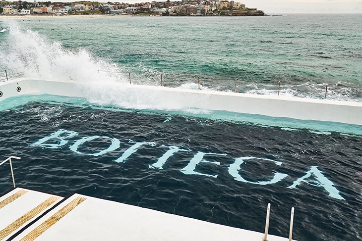 義大利奢侈品牌Bottega Veneta,潛入海灘南端的《Bondi Icebergs Pool 》(邦迪海攤游泳池)