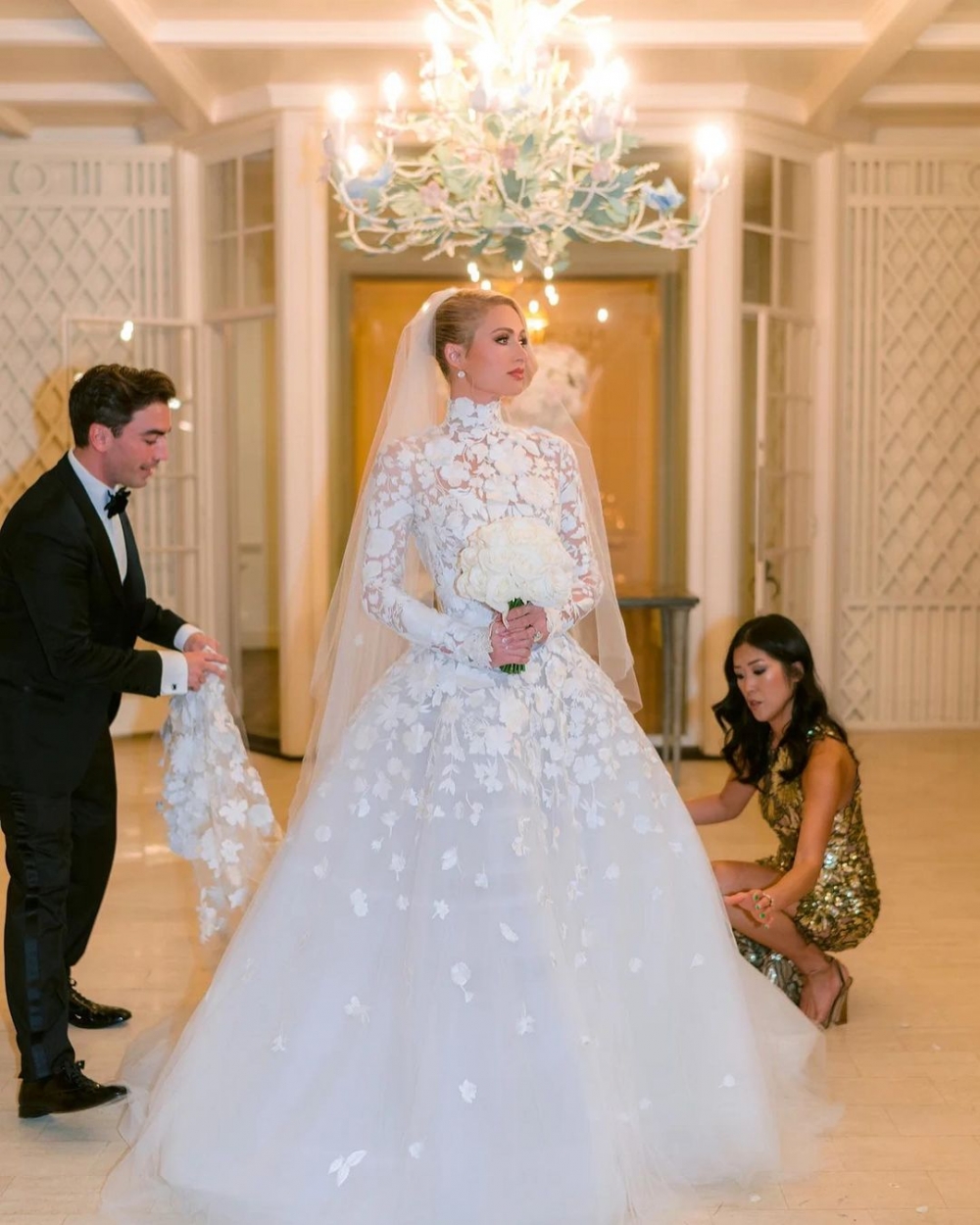 Oscar de la Renta創意總監Fernando Garcia 在新娘步入禮堂,對禮服和面紗進行最後的修飾。