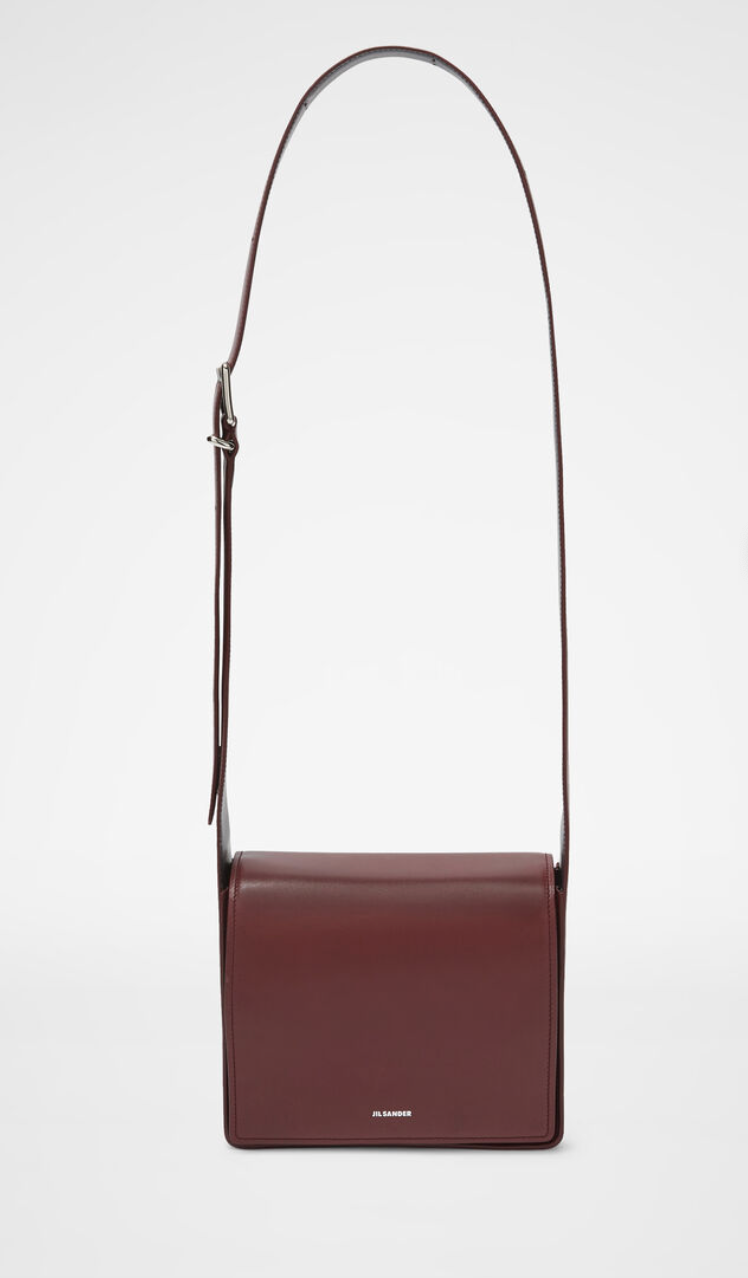 方形的簡約袋身,Jil Sander Shoulder Bag Medium是都會女士的時髦選擇。