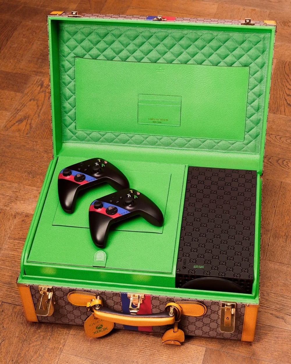 Gucci Xbox Bundle遊戲主機配有Xbox Series X控制台以及兩個黑色的Xbox無線遙控器。