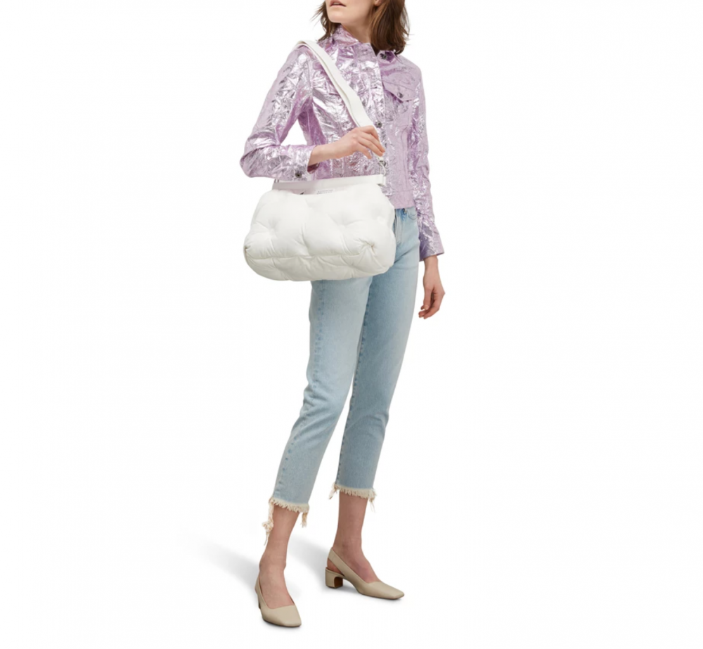 Maison Margiela的枕頭感設計肩背包Glam Slam Middle Bag。